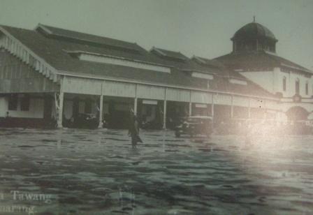 Hasil gambar untuk Foto Stasiun Tawang saat banjir pada tahun 1940
